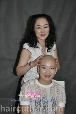 HB-BLD-V084 - Mother & Daughter both shaved to bald